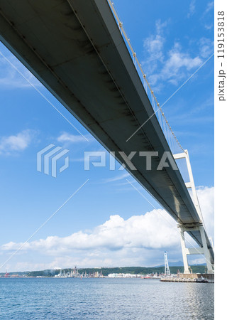 ふもとから見上げる白鳥大橋 北海道室蘭市 119153818
