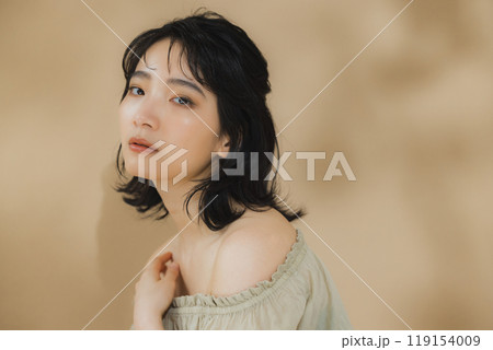 秋色メイクの女性  119154009