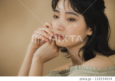 秋色メイクの女性  119154014