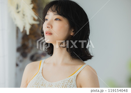 カーテンを開ける女性 カーテンを開ける女性 119154048