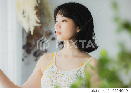 カーテンを開ける女性  119154049