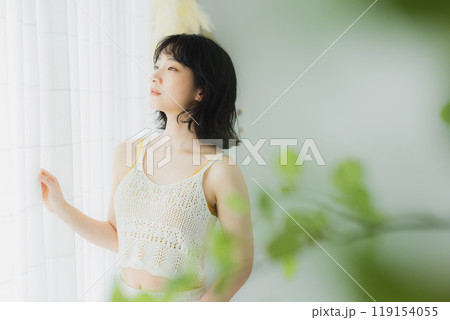 カーテンを開ける女性 カーテンを開ける女性 119154055