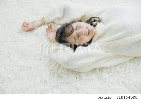 寝転がる白いニットの女性　 119154089