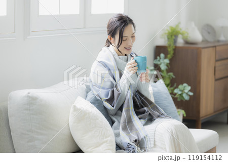 冬のリビングの女性　 　 119154112