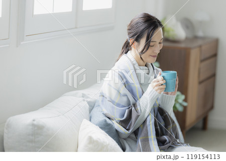 冬のリビングの女性　 　 119154113