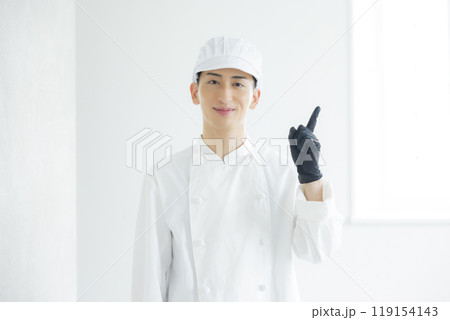 コックコートを着た若い男性　 　　　　 119154143