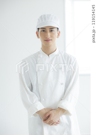 コックコートを着た若い男性　 　　　　 119154145