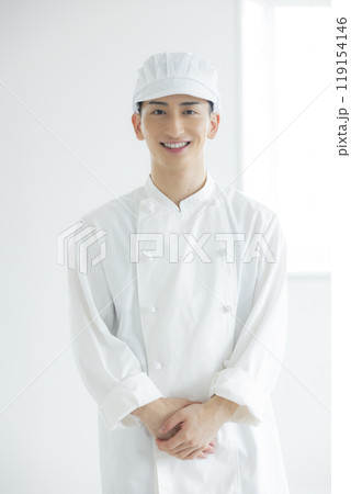 コックコートを着た若い男性　 　　　　 119154146