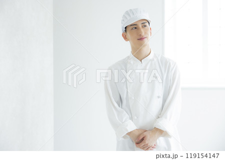 コックコートを着た若い男性　 　　　　 119154147