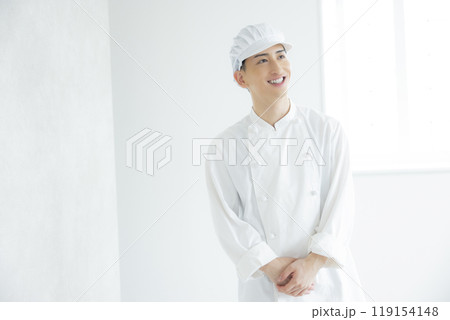 コックコートを着た若い男性　 　　　　 119154148