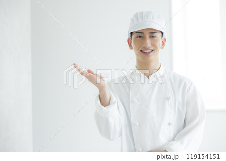 コックコートを着た若い男性　 　　　　 119154151