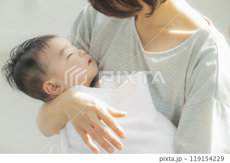 赤ちゃんとお母さん 赤ちゃんとお母さん 119154229