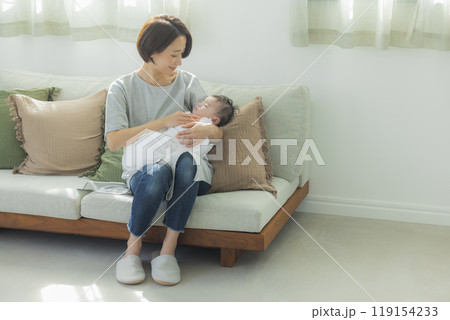 赤ちゃんとお母さん 119154233