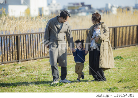 冬にお散歩するファミリー 119154303
