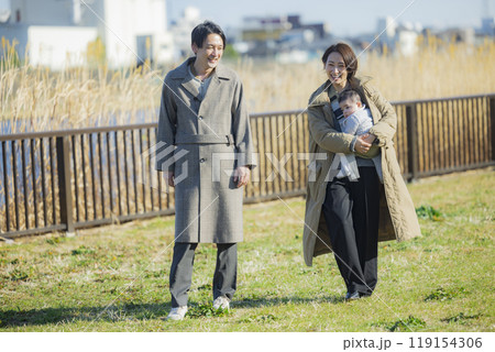 冬にお散歩するファミリー 119154306