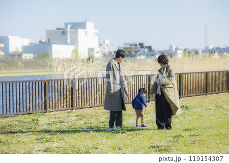 冬にお散歩するファミリー 119154307