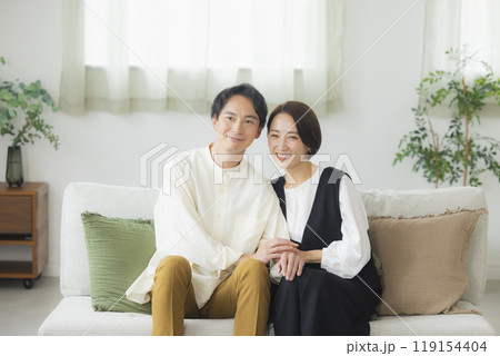 リビングのカップル　 119154404