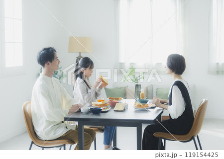 家族の食卓イメージ 家族の食卓イメージ 119154425