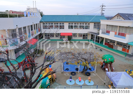 幼稚園の校庭 119155588