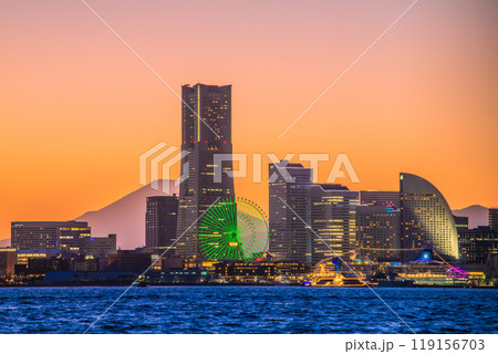 日本の横浜都市景観 富士山やみなとみらい。左奥は桜木町駅方向＝3日 119156703