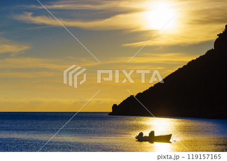 Sunrise or sunset over sea surface 119157165
