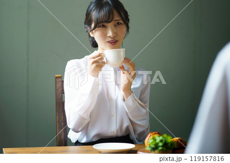朝の落ち着いた雰囲気の中で一杯のコーヒーを飲む若い女性 朝の落ち着いた雰囲気の中で一杯のコーヒーを飲む若い女性 119157816