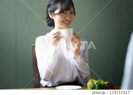 朝の落ち着いた雰囲気の中で一杯のコーヒーを飲む若い女性 朝の落ち着いた雰囲気の中で一杯のコーヒーを飲む若い女性 119157817