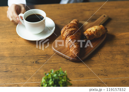 朝の落ち着いた雰囲気の中で一杯のコーヒーを飲む若い女性 朝の落ち着いた雰囲気の中で一杯のコーヒーを飲む若い女性 119157832