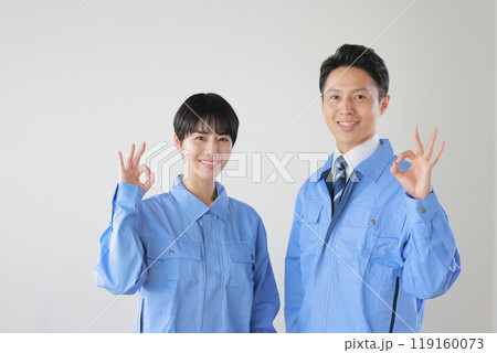 作業服を着たスタッフ男女_OKのポーズ_2 119160073