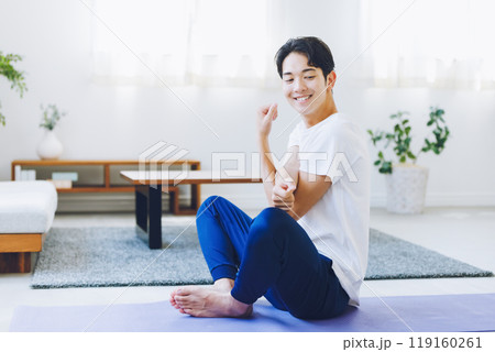 自宅のリビングでストレッチをする男性 自宅のリビングでストレッチをする男性 119160261