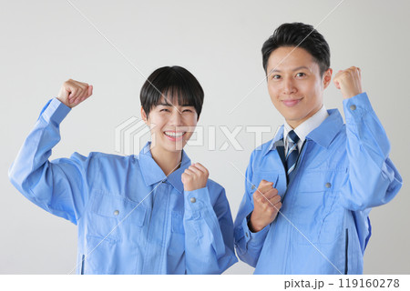 作業服を着たスタッフ男女_両手でガッツポーズ_4 119160278