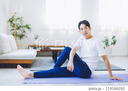 自宅のリビングでストレッチをする男性 自宅のリビングでストレッチをする男性 119160282