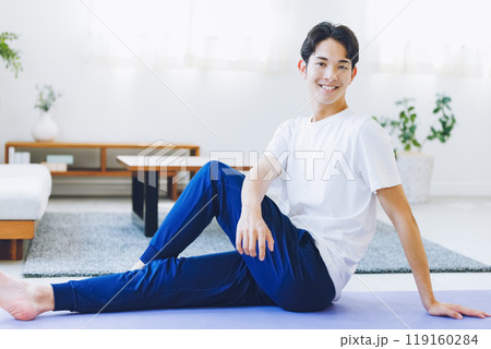 自宅のリビングでストレッチをする男性 119160284
