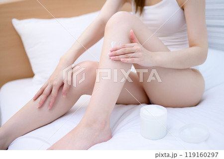ベッドでボディクリームを脚に塗る下着姿の若いスレンダーな女性 スキンケア ボディケア フットケア ベッドでボディクリームを脚に塗る下着姿の若いスレンダーな女性 スキンケア ボディケア フットケア 119160297