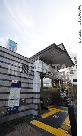 東京メトロ丸ノ内線新大塚駅1番出入口、エスカレーターが設置されている 119160966