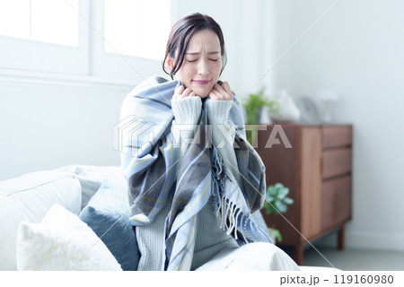 寒くて震える女性 寒くて震える女性 119160980