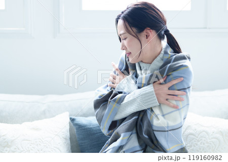 寒くて震える女性 寒くて震える女性 119160982