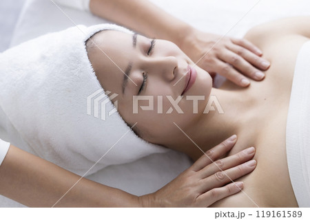 ボディケアを受ける女性 119161589