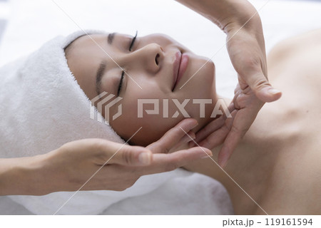 フェイシャルケアを受ける女性 119161594