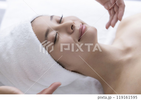 ボディケアを受ける女性 ボディケアを受ける女性 119161595