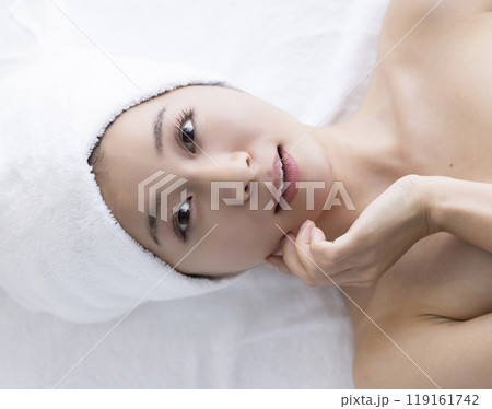 顔のお手入れをする女性 顔のお手入れをする女性 119161742