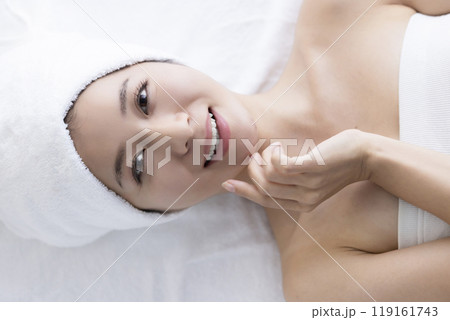 顔のお手入れをする女性 顔のお手入れをする女性 119161743