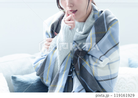 リビングで咳をする体調不良の女性 リビングで咳をする体調不良の女性 119161929