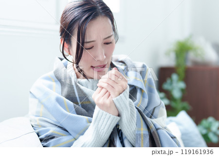 末端冷え性の女性 末端冷え性の女性 119161936
