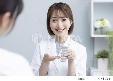 薬の説明をする薬剤師さん 薬の説明をする薬剤師さん 119161954