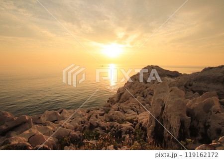 夕日の白崎海岸 119162172
