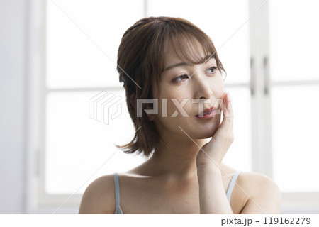 顔のお手入れをする女性 119162279