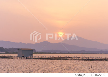 霞がかった霞ヶ浦から望む夕暮れ時の筑波山ののどかな風景 119162292