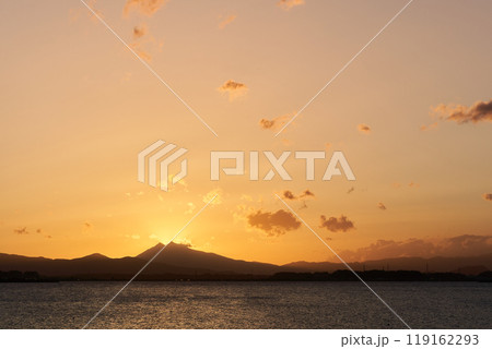 霞ヶ浦から望む夕焼け空と筑波山のシルエット 霞ヶ浦から望む夕焼け空と筑波山のシルエット 119162293