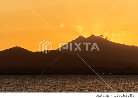 霞ヶ浦から望む夕焼け空と筑波山のシルエット 119162295